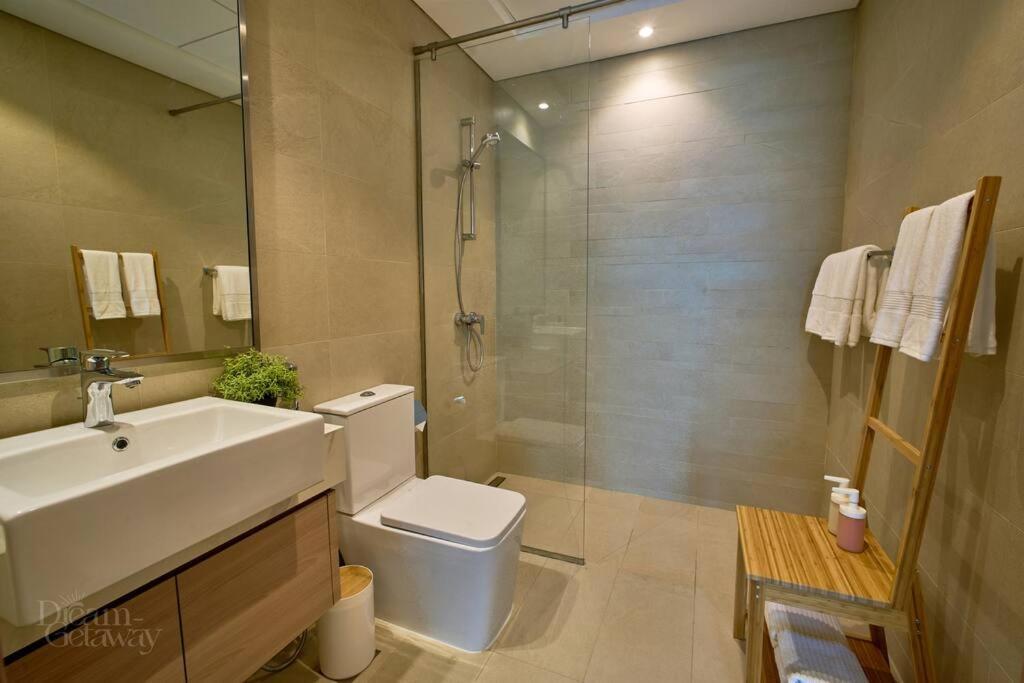 Bright 1bdr Massive Terrace Overlooking Downtown * Dubai