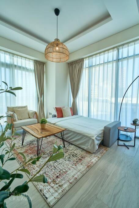 Bright 1bdr Massive Terrace Overlooking Downtown * Dubai