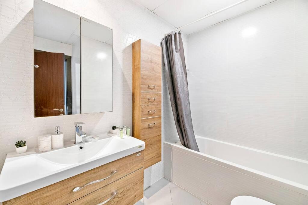 Stonetree - Furnished 1 Bedroom - Glitz 3 Apartment