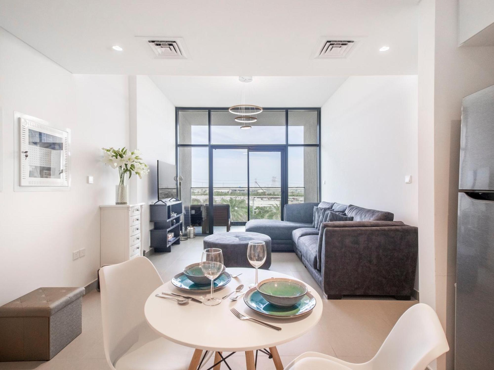 Luxury 1br Getaway: Steps From Hills Park Apartment Dubai