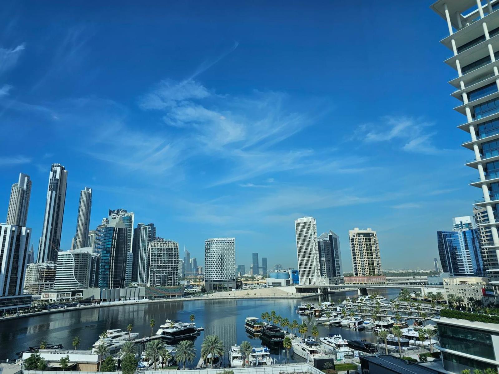 Amazing Burj View And Yachts View With Full Burj Khalifa View From Pool Apartment *
