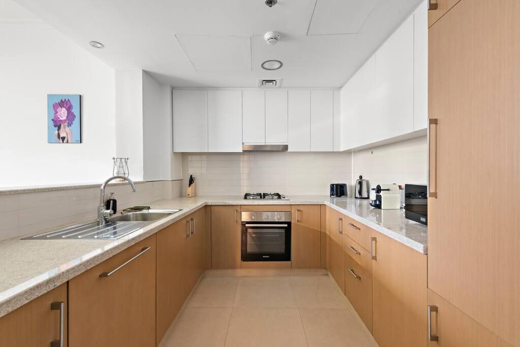 First Class 1br Skyline & Sea View Apartment Dubai