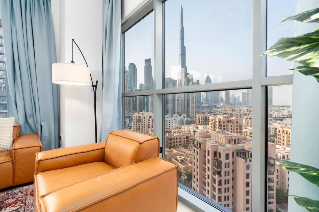 Spacious 4 Bedrooms Great Location Burj Khalifa View Amazing Pool And Gym, Perfect ! *