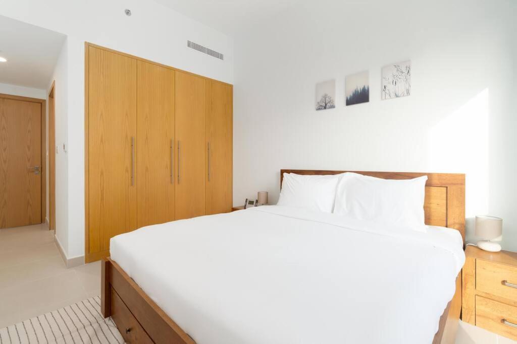 Apartment Spacious 4 Bedrooms Great Location Burj Khalifa View Amazing Pool And Gym, Perfect !