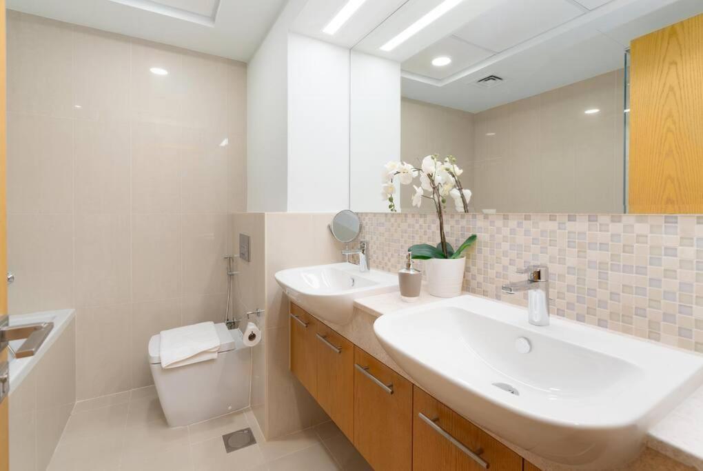 Apartment Spacious 4 Bedrooms Great Location Burj Khalifa View Amazing Pool And Gym, Perfect !