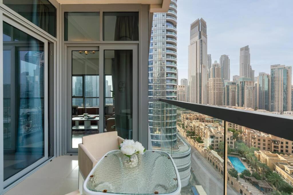 Spacious 4 Bedrooms Great Location Burj Khalifa View Amazing Pool And Gym, Perfect ! Apartment Dubai