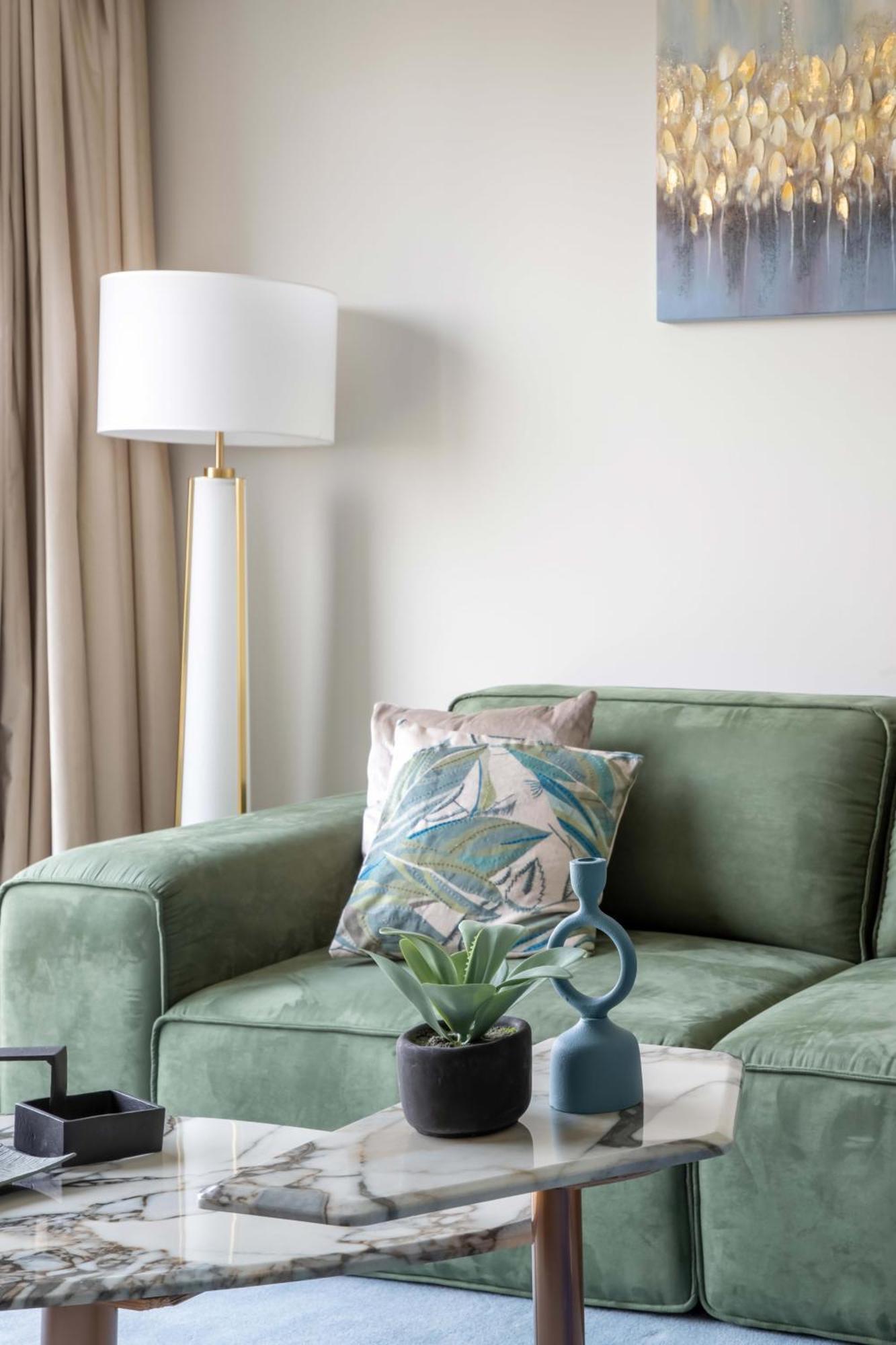 Frank Porter - Emaar Residences Marina Apartment *