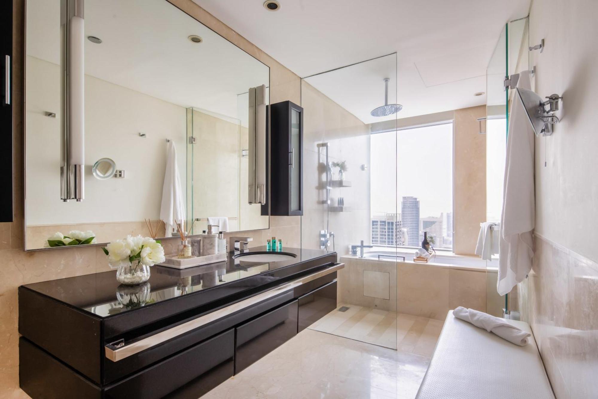 Frank Porter - Emaar Residences Marina Apartment Dubai
