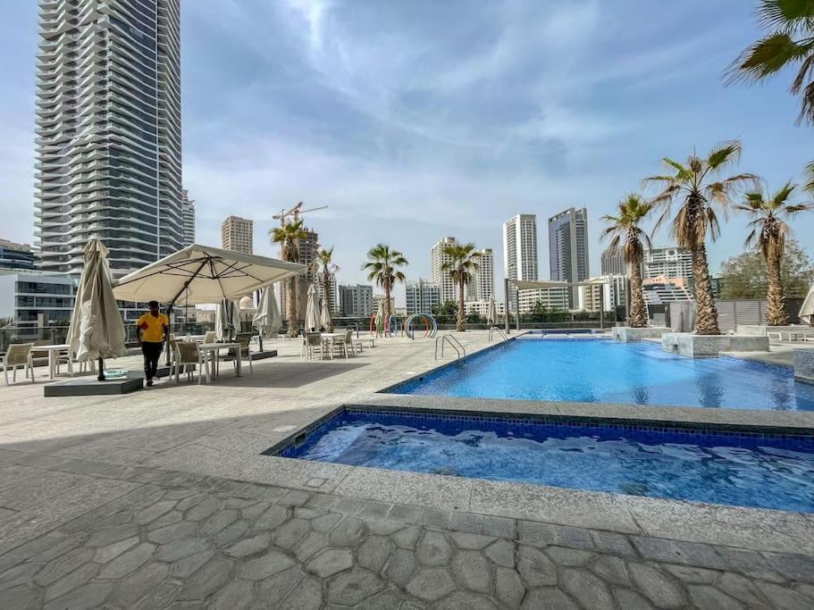Your Gateway In Sparkle Tower Jbr By Suiteable Apartment