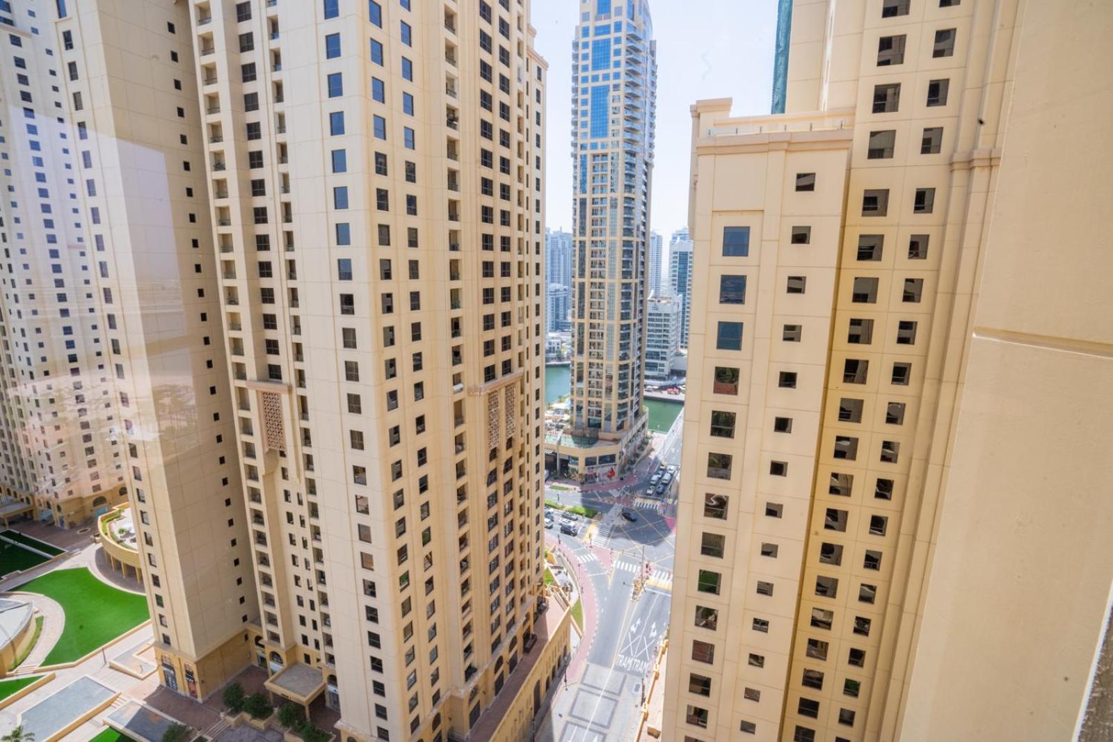 Apartment Rh- Walk To Jbr & Tram, Comfortable 02br *