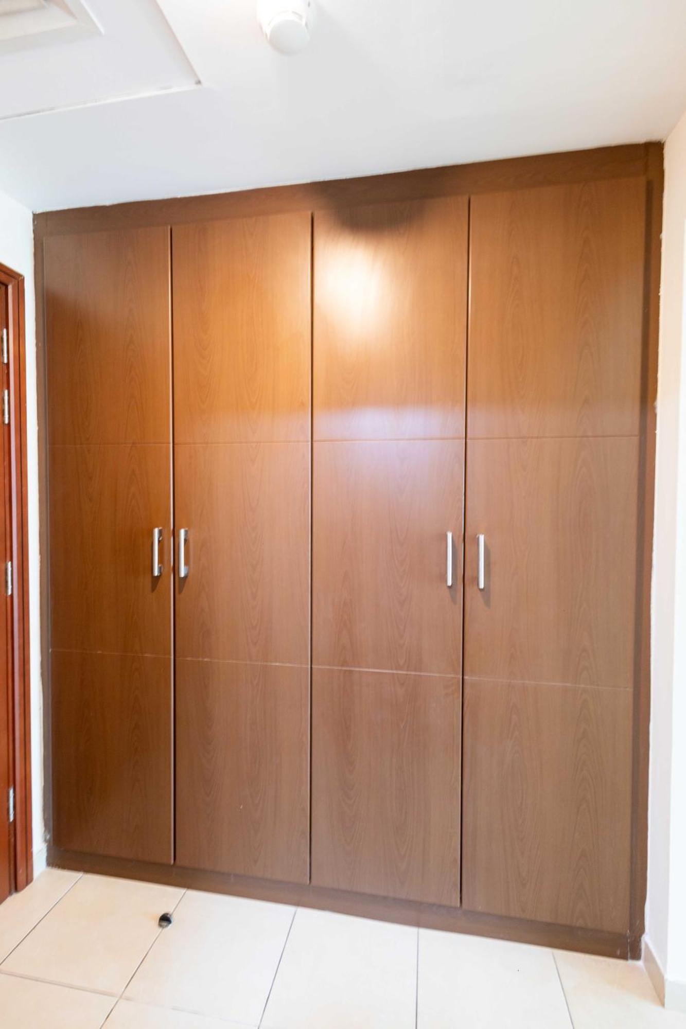 Lux Studio Apartment, Burj Al Nujoom *