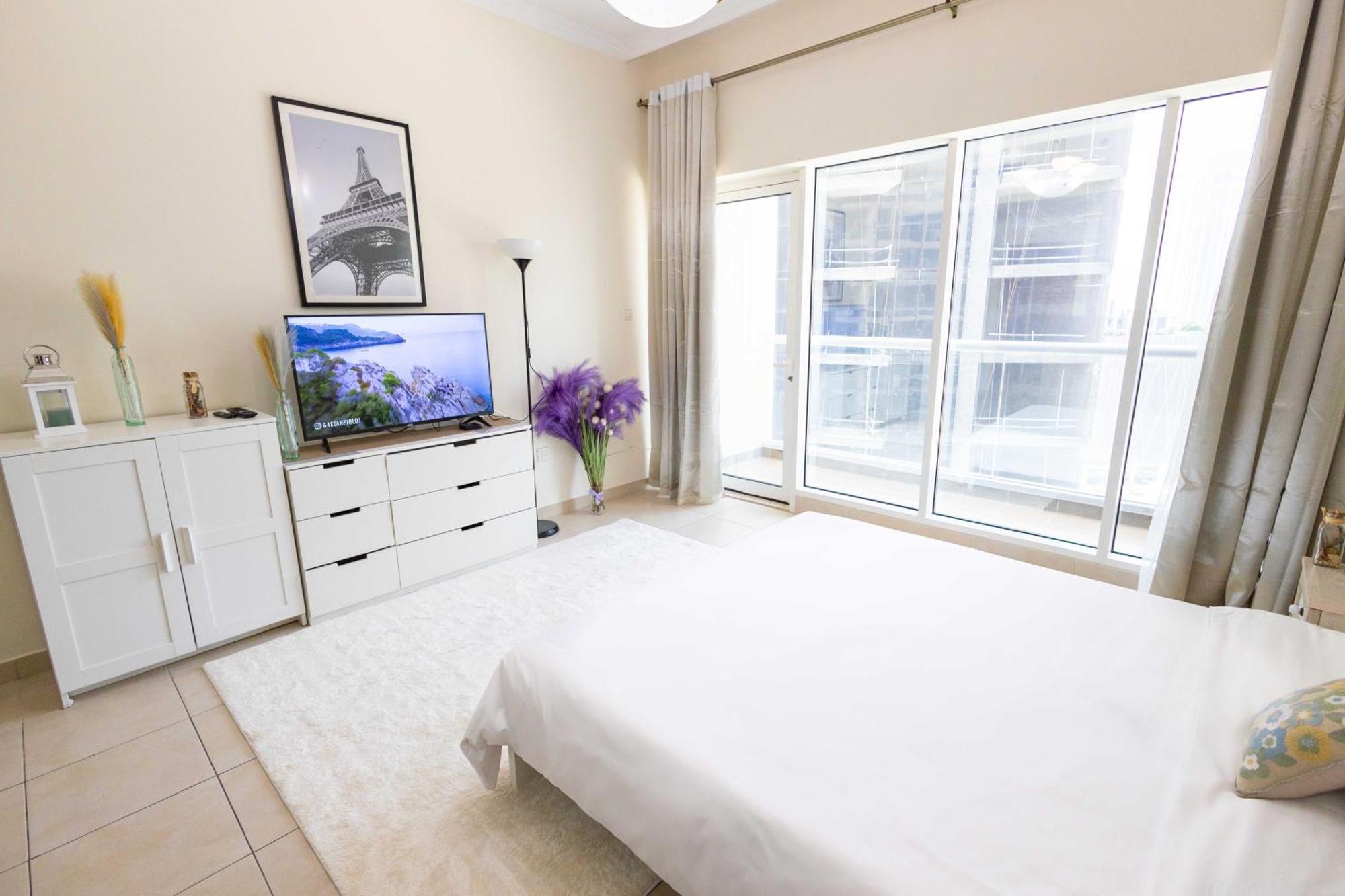 Lux Studio Apartment, Burj Al Nujoom Dubai