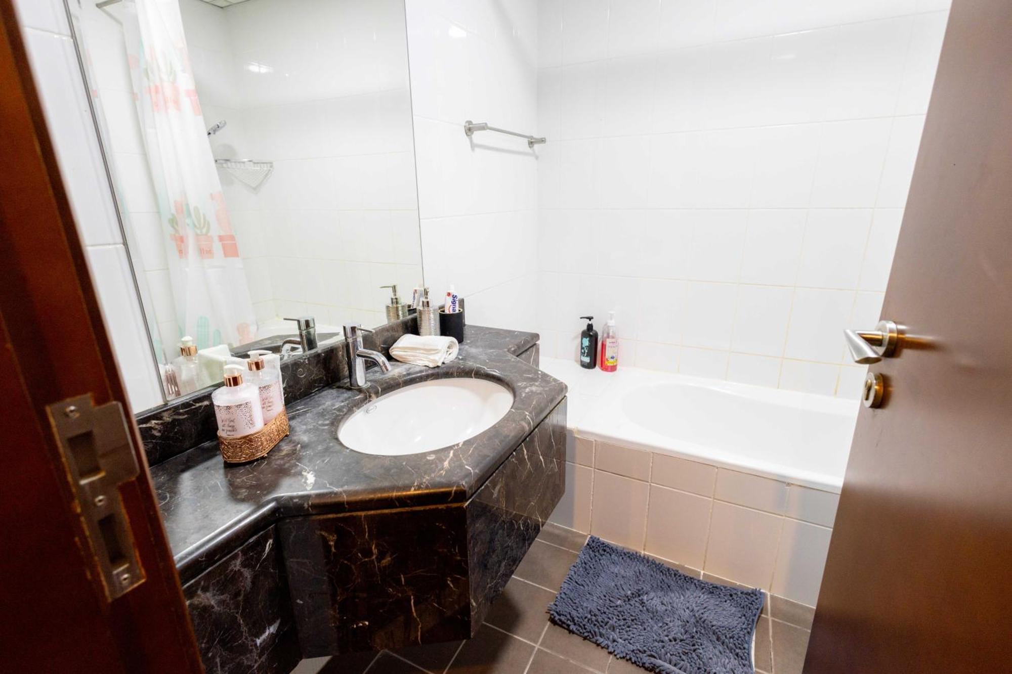 Lux Studio Apartment, Burj Al Nujoom Dubai