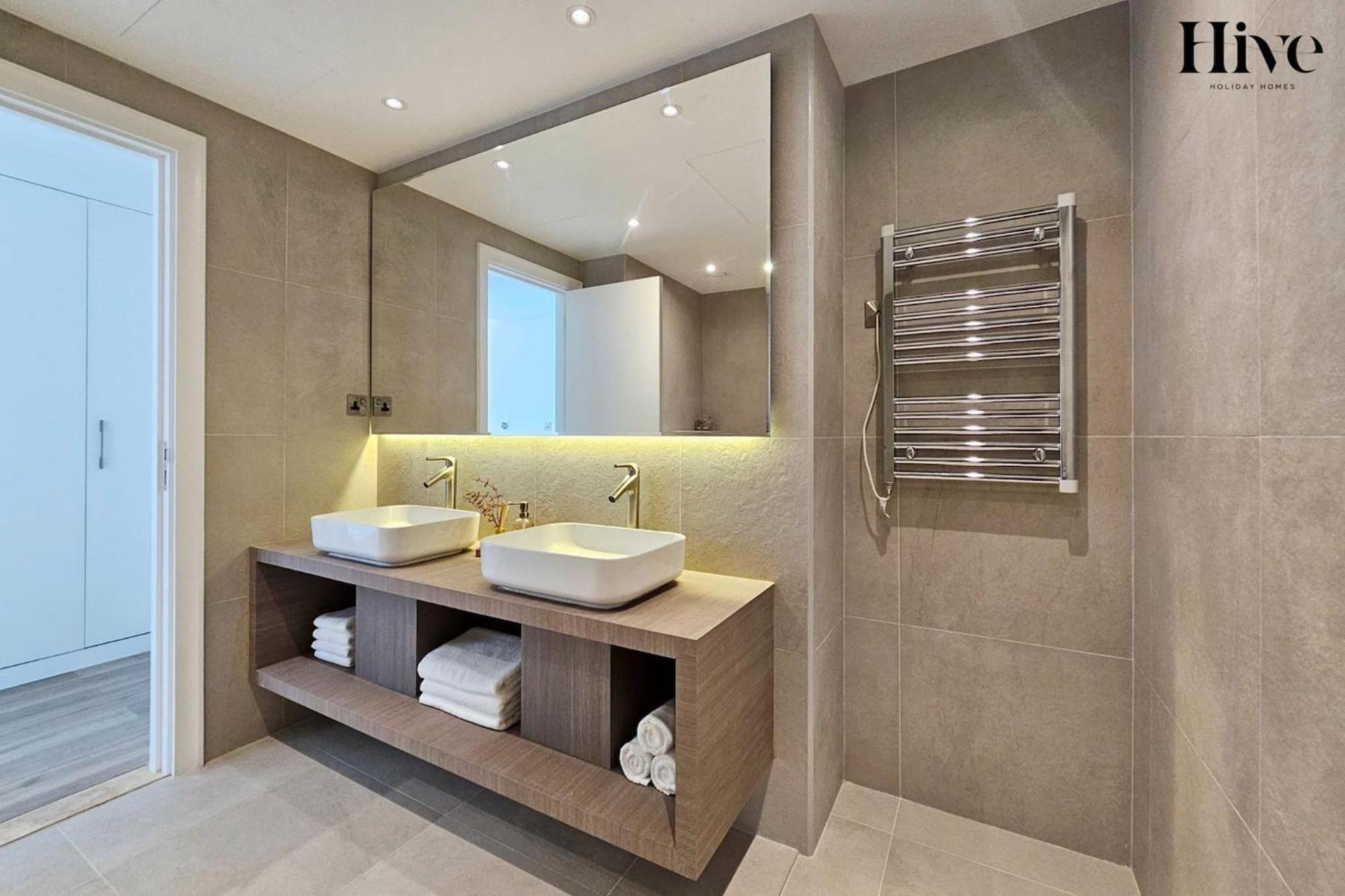 Luxury 3 Bedroom With Golf Course Views Apartment *
