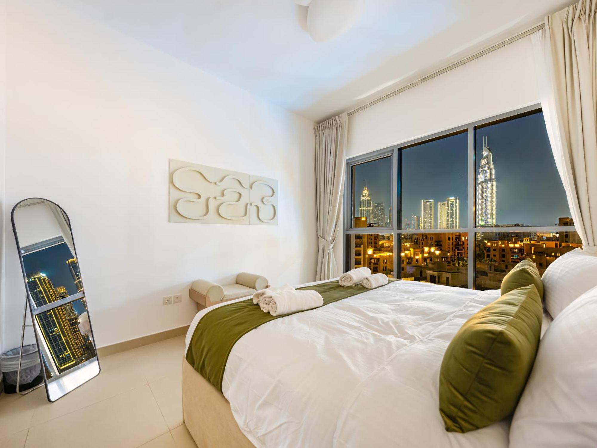 Stunning Two Bedroom With Private Balcony & Burj Khalifa By Luxury Space * Dubai