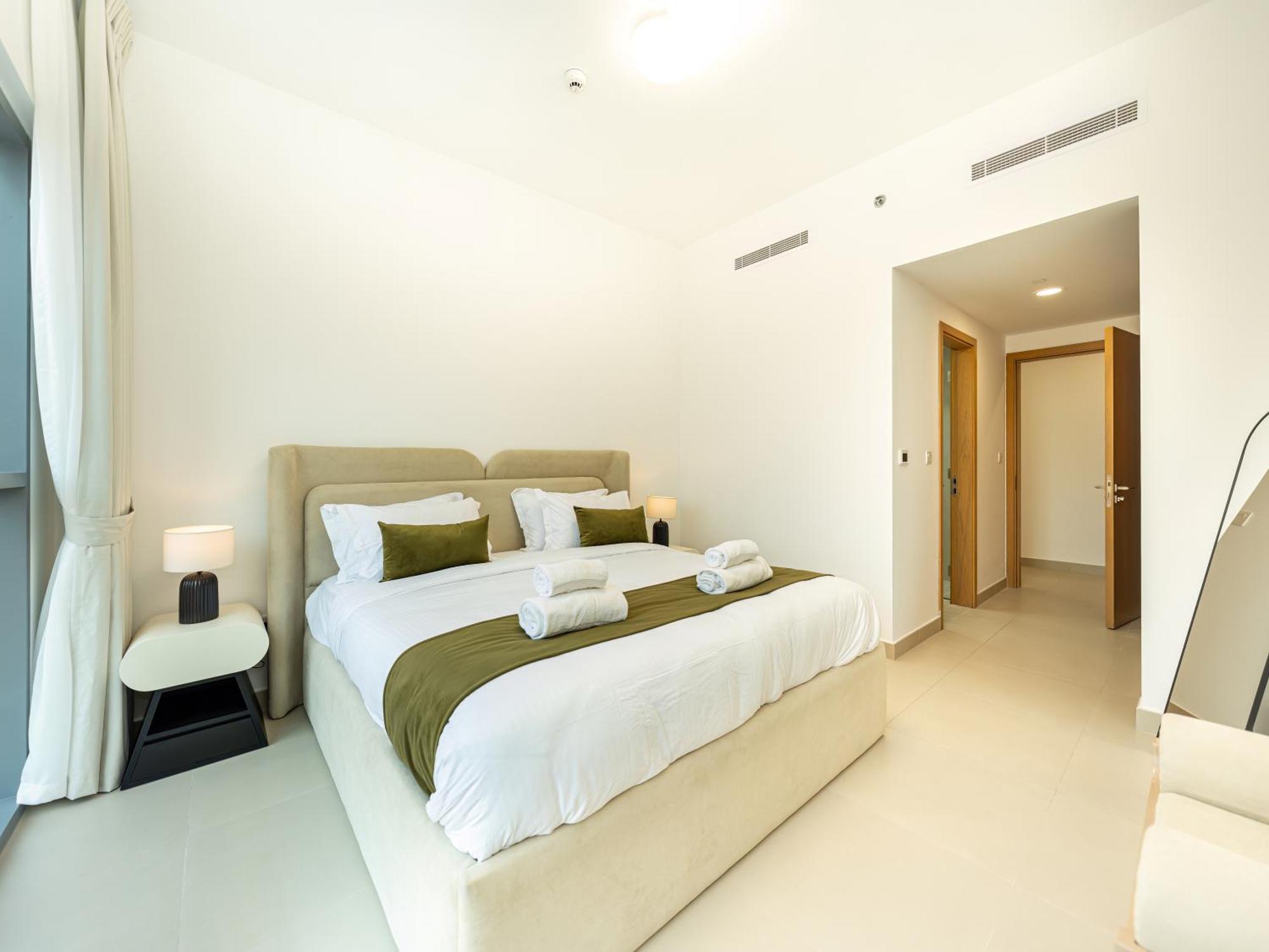 Stunning Two Bedroom With Private Balcony & Burj Khalifa By Luxury Space Apartment