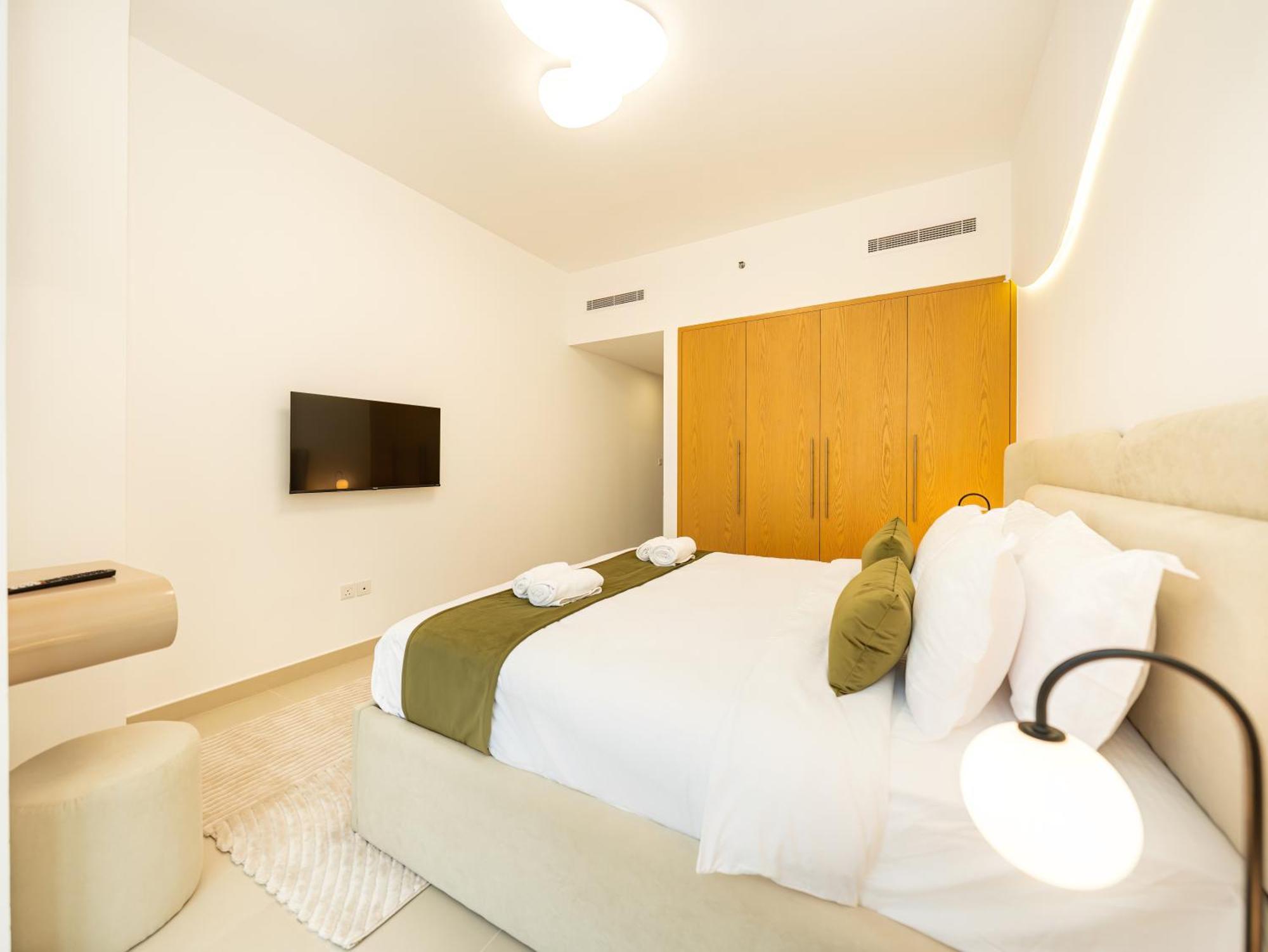 Stunning Two Bedroom With Private Balcony & Burj Khalifa By Luxury Space *