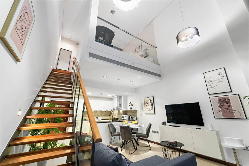 First Class 1br Sophisticated Duplex Living *