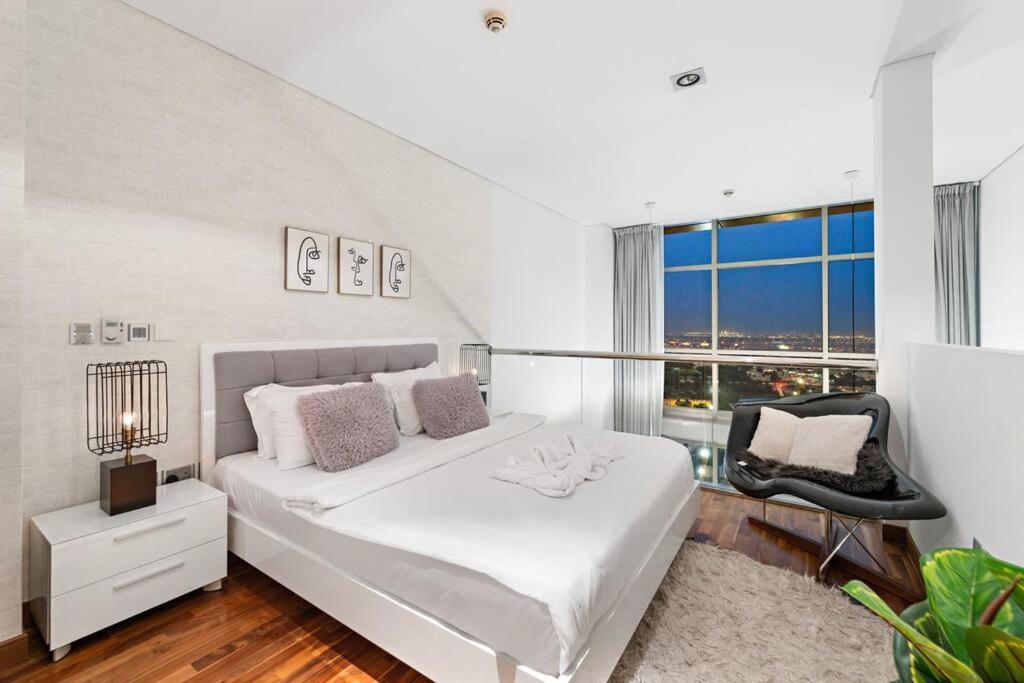 First Class 1br Sophisticated Duplex Living Apartment *