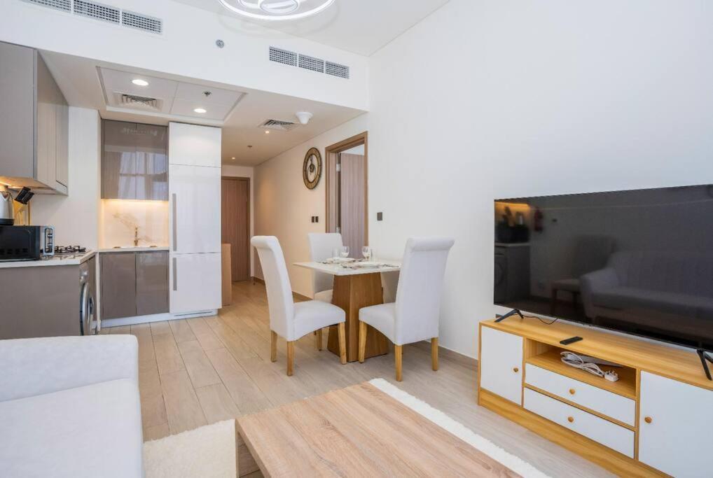 Luxury 1 Bedroom In Azizi Riviera 32 Apartment Dubai