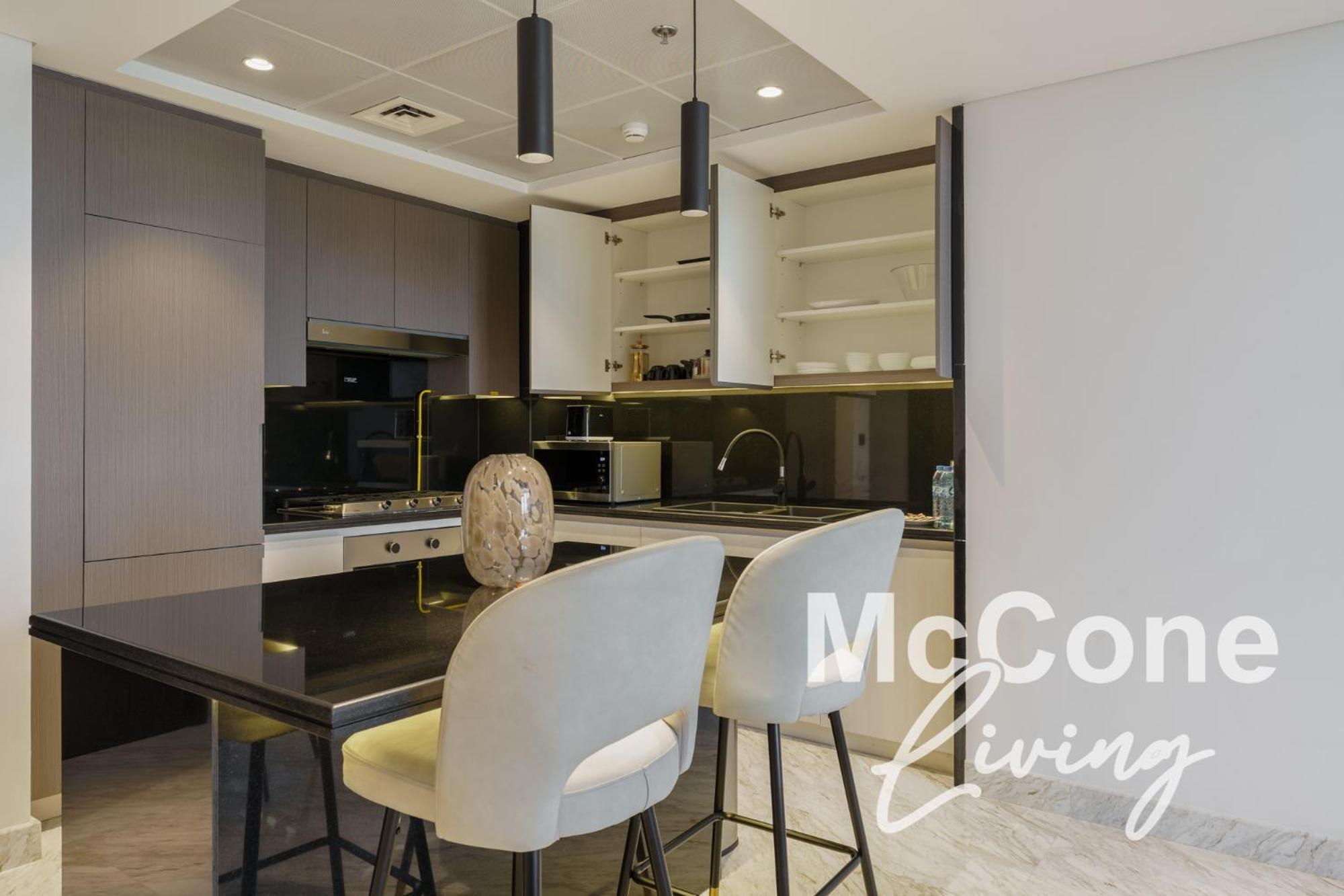 Upscale 2br With Private Terrace & Pool View Apartment