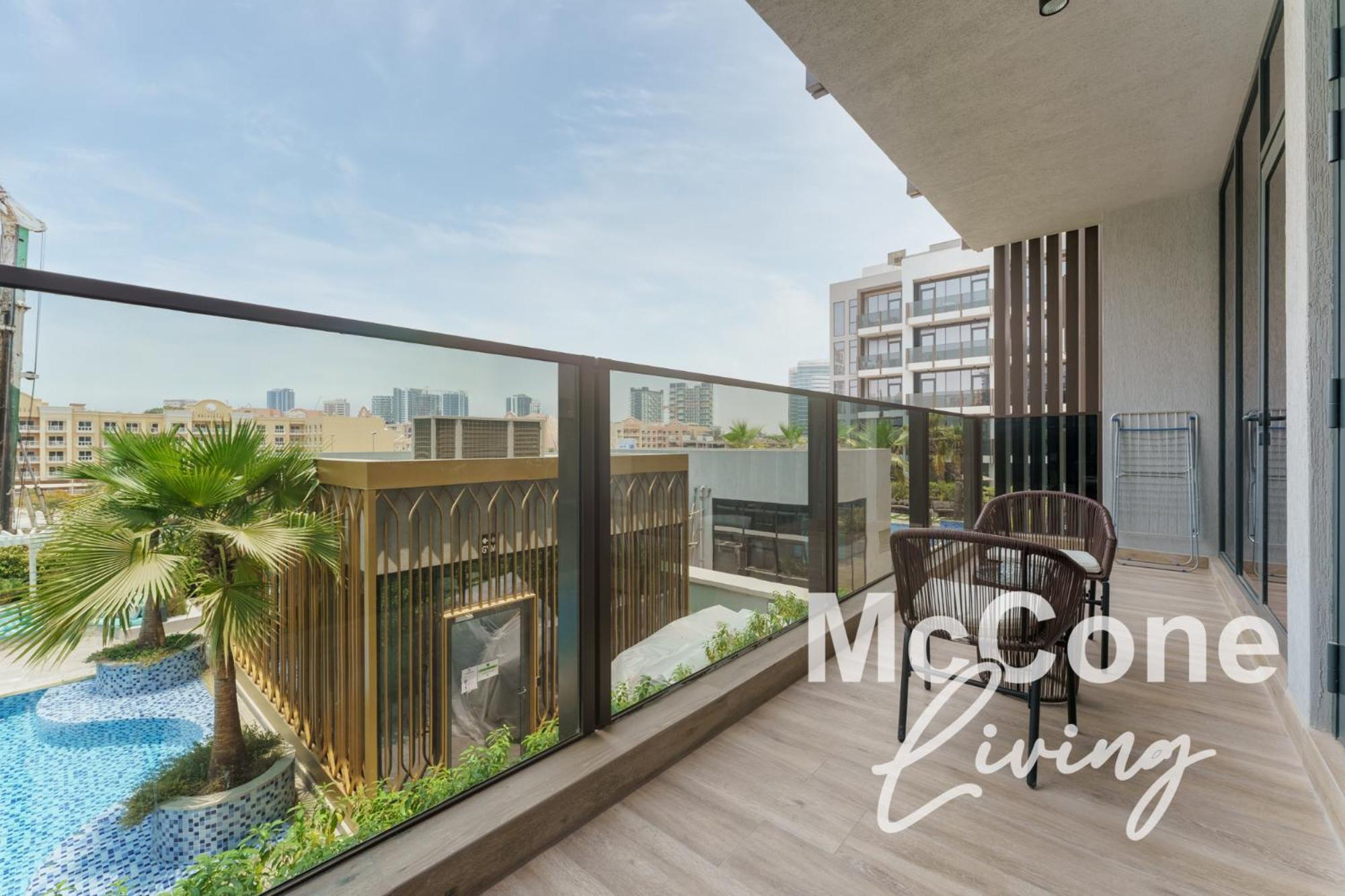 Apartment Upscale 2br With Private Terrace & Pool View Dubai