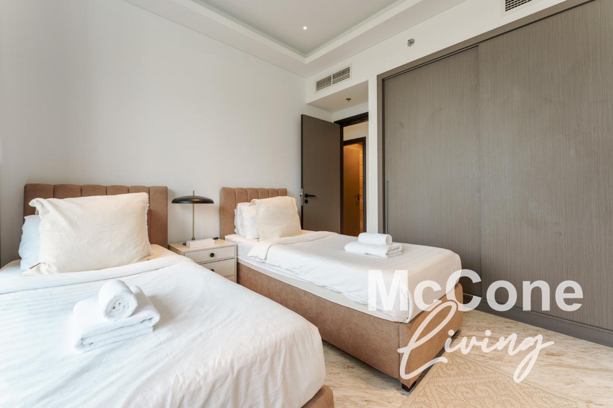 Upscale 2br With Private Terrace & Pool View Dubai