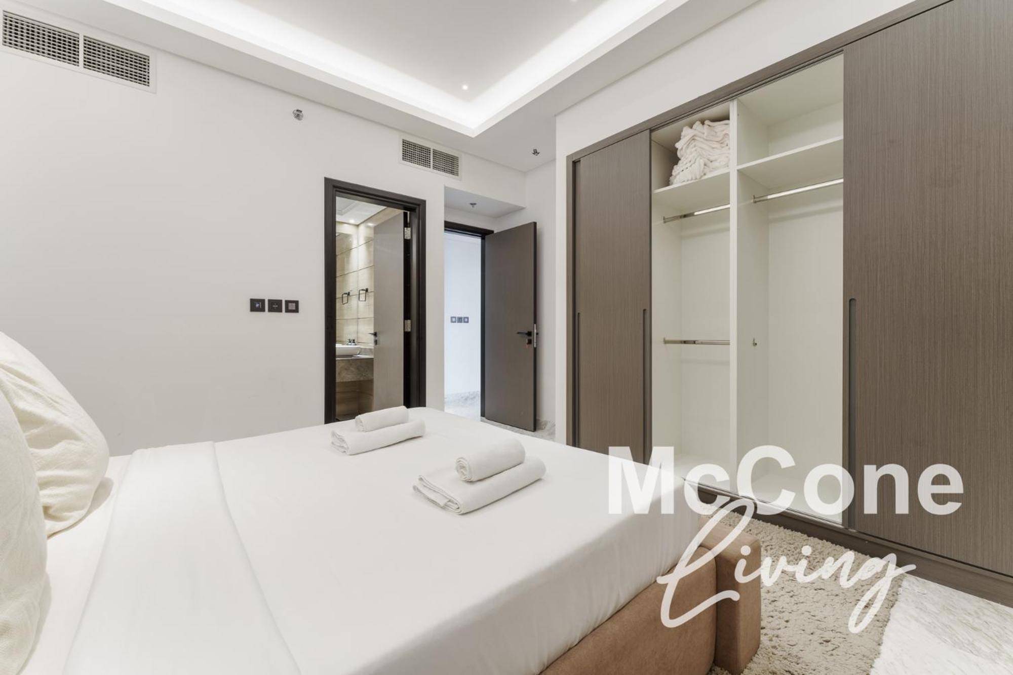 Upscale 2br With Private Terrace & Pool View * Dubai
