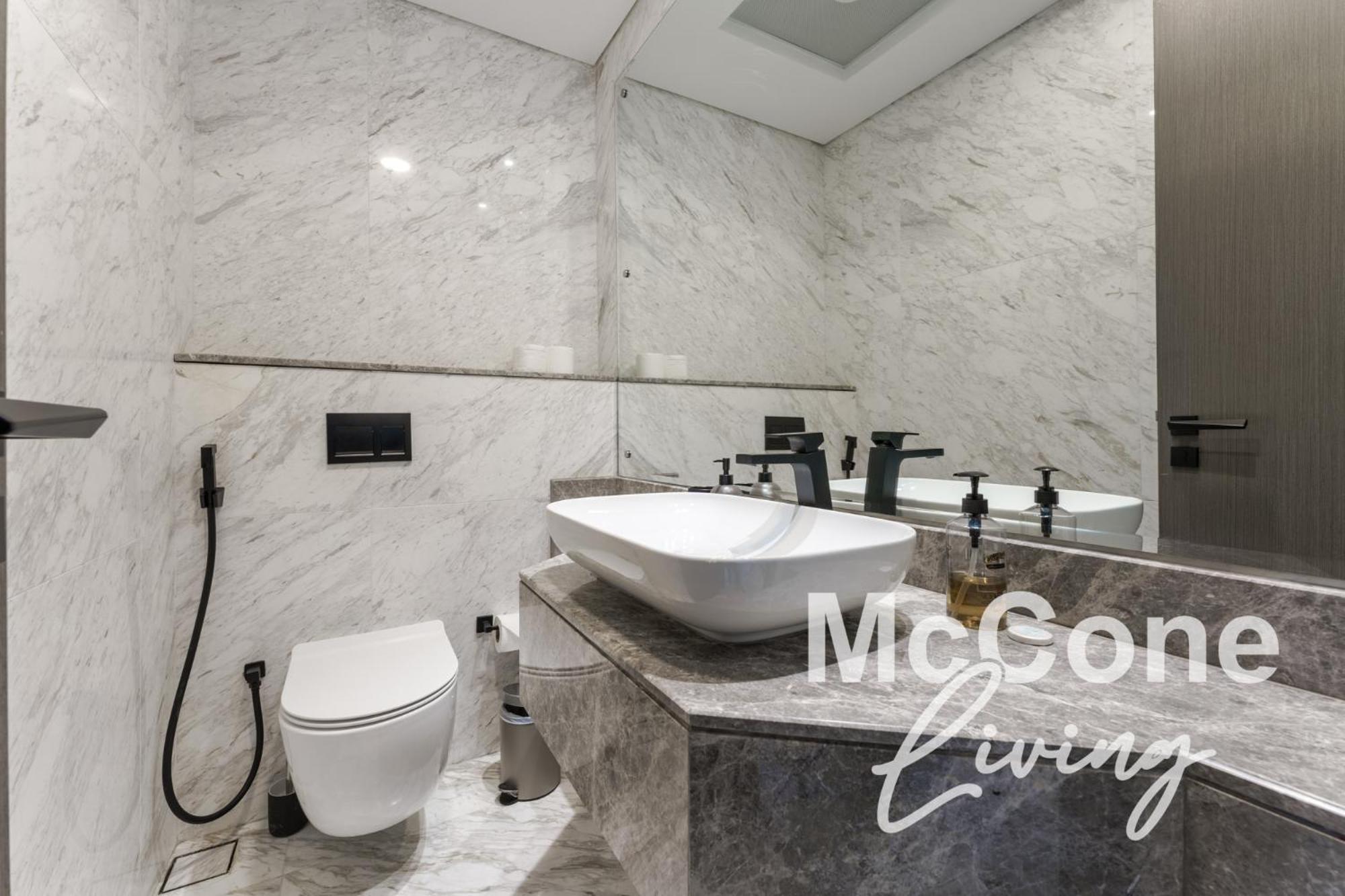 Apartment Upscale 2br With Private Terrace & Pool View