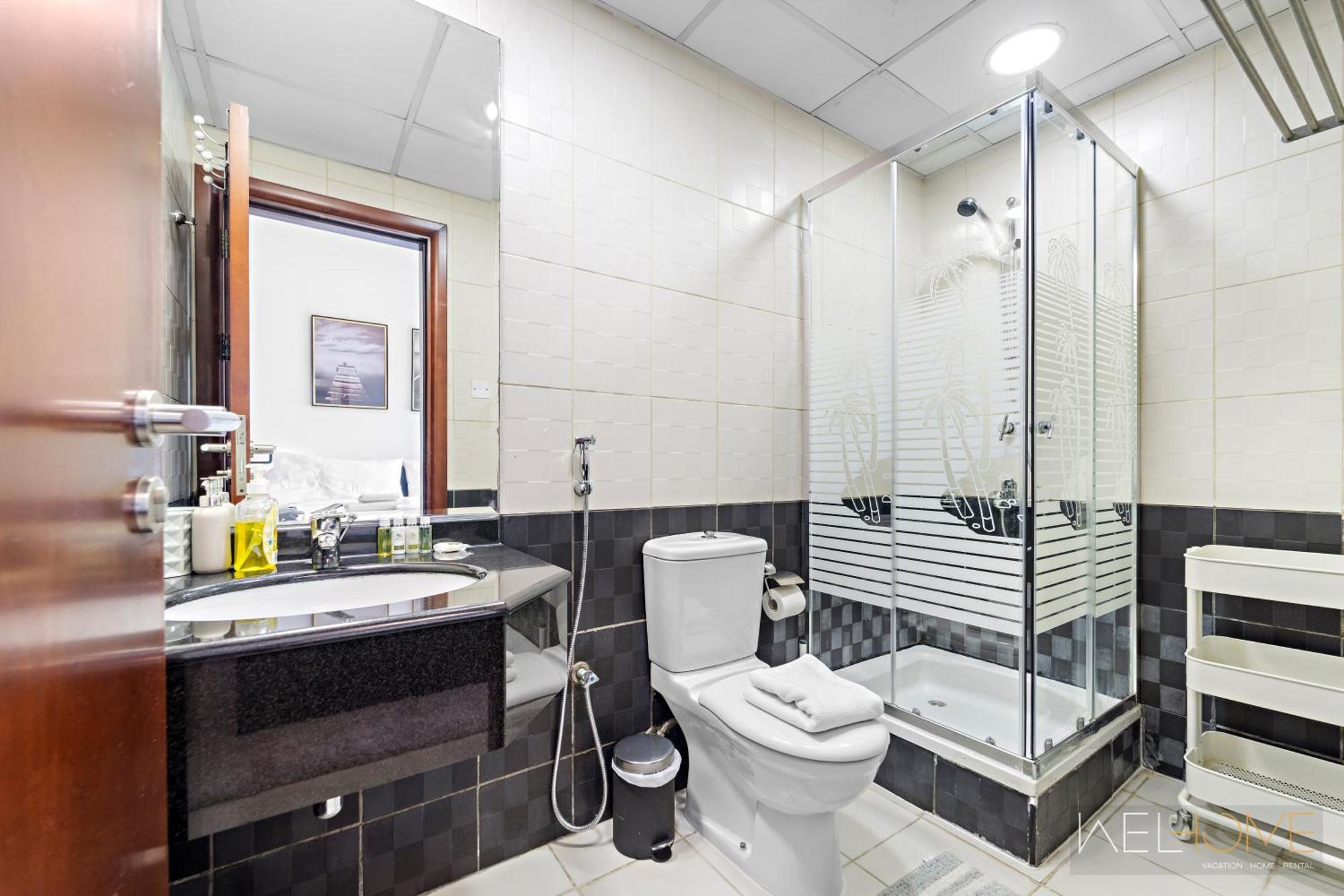 Welhome - Stunning High-rise With Canal View Near Marinamall Apartment