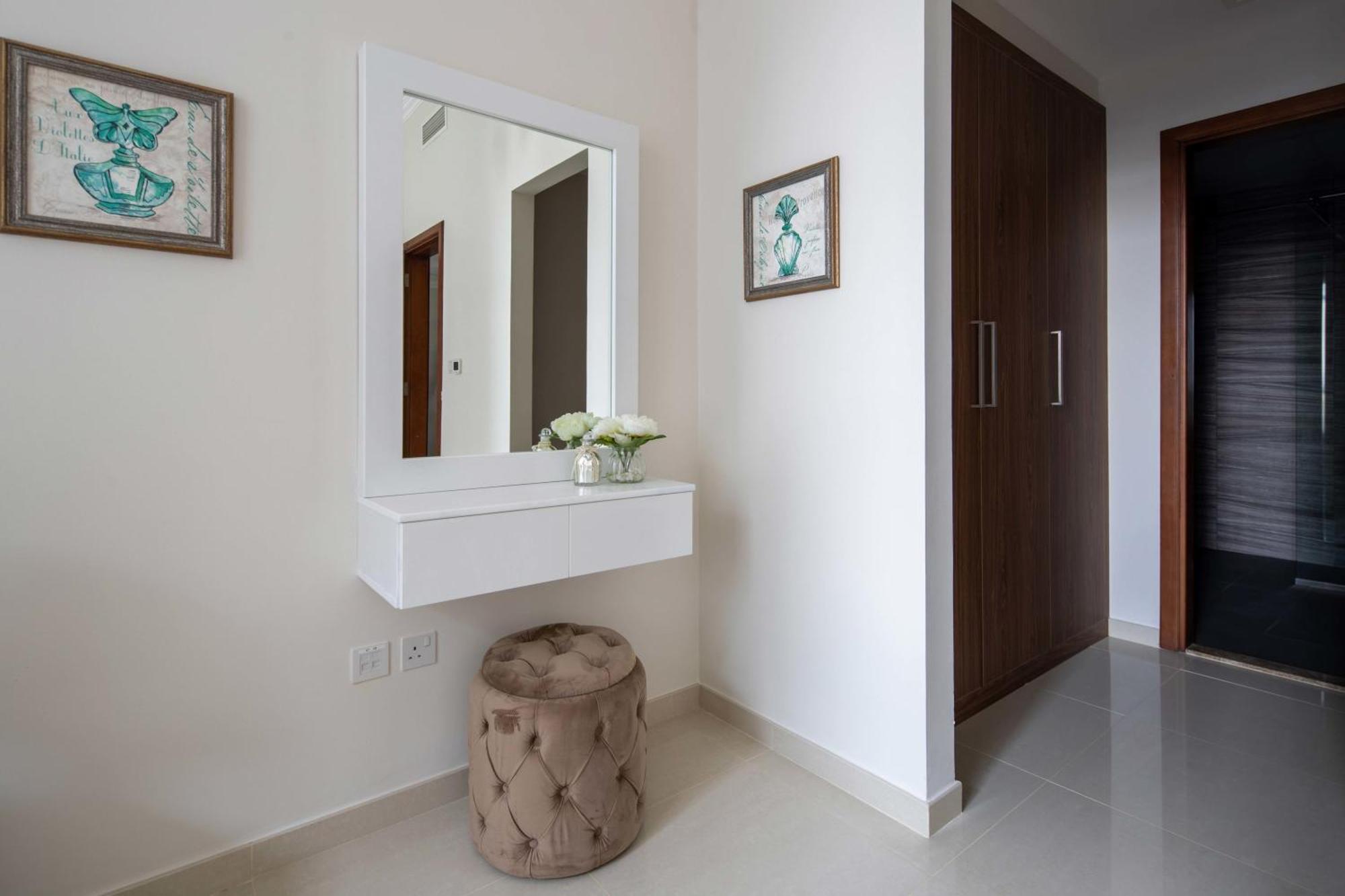 Frank Porter - Dunya Tower Apartment Dubai