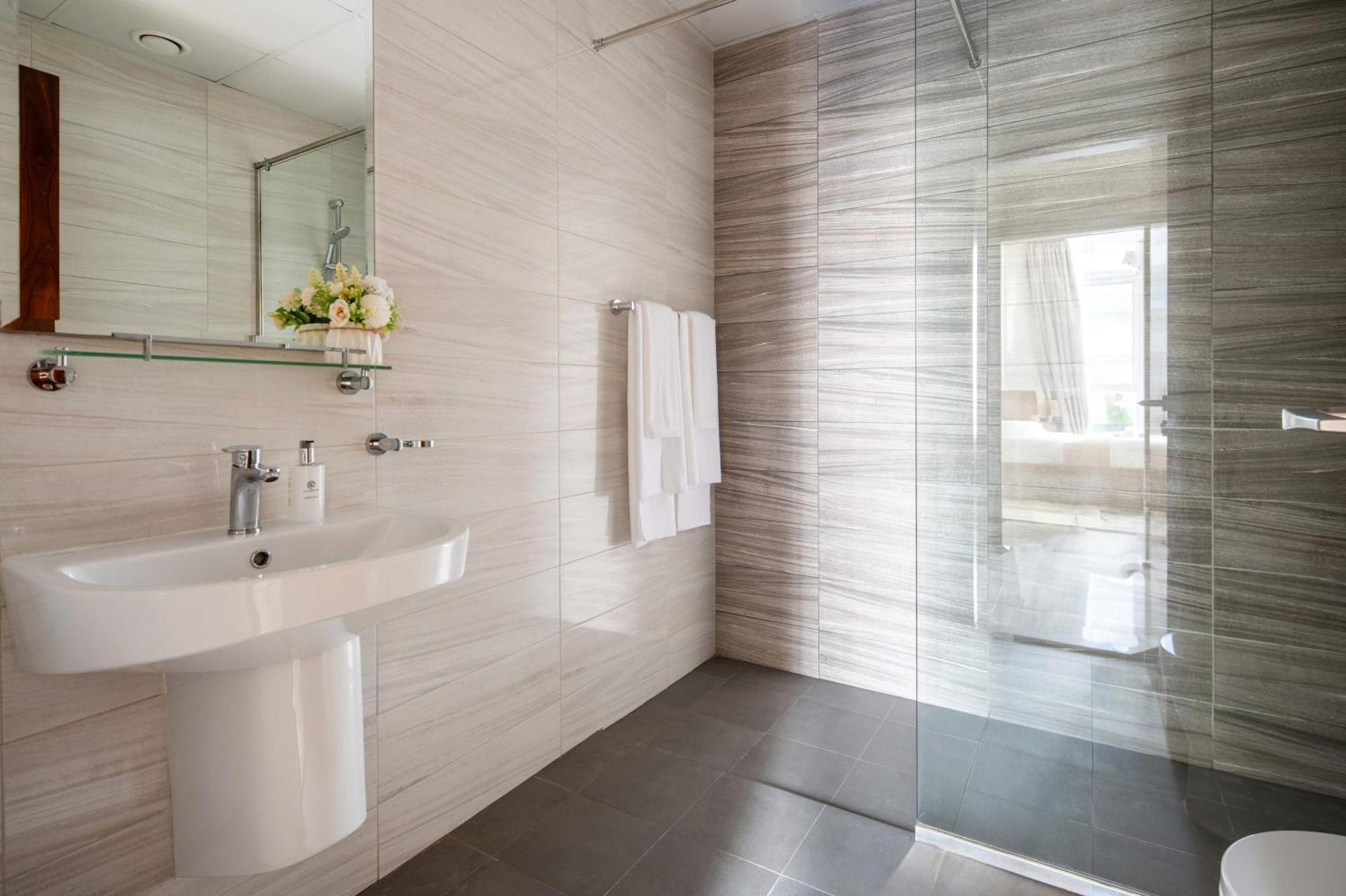 Frank Porter - Dunya Tower Apartment Dubai