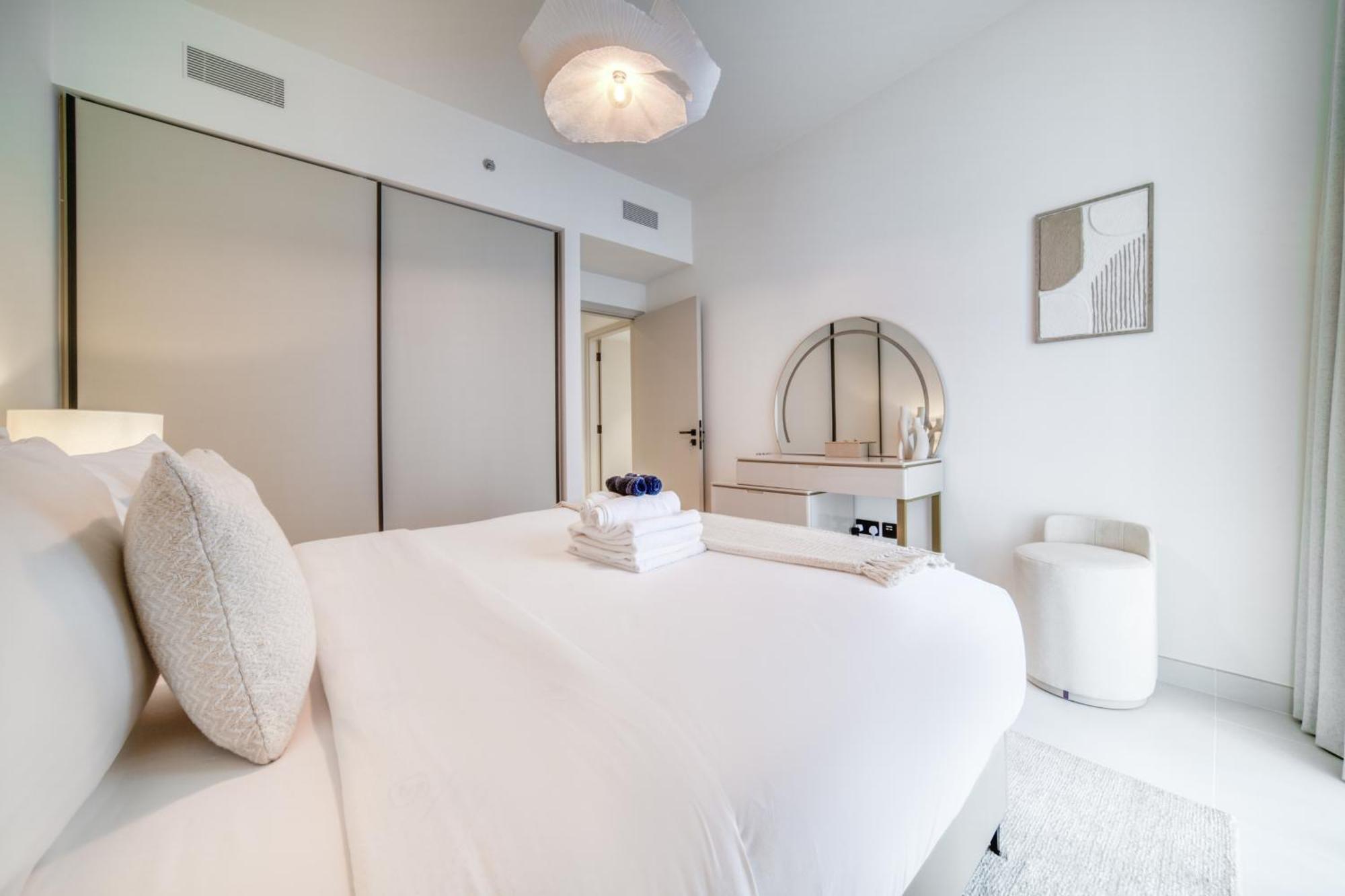 Luxury 2-bed L Emaar Beachfront *