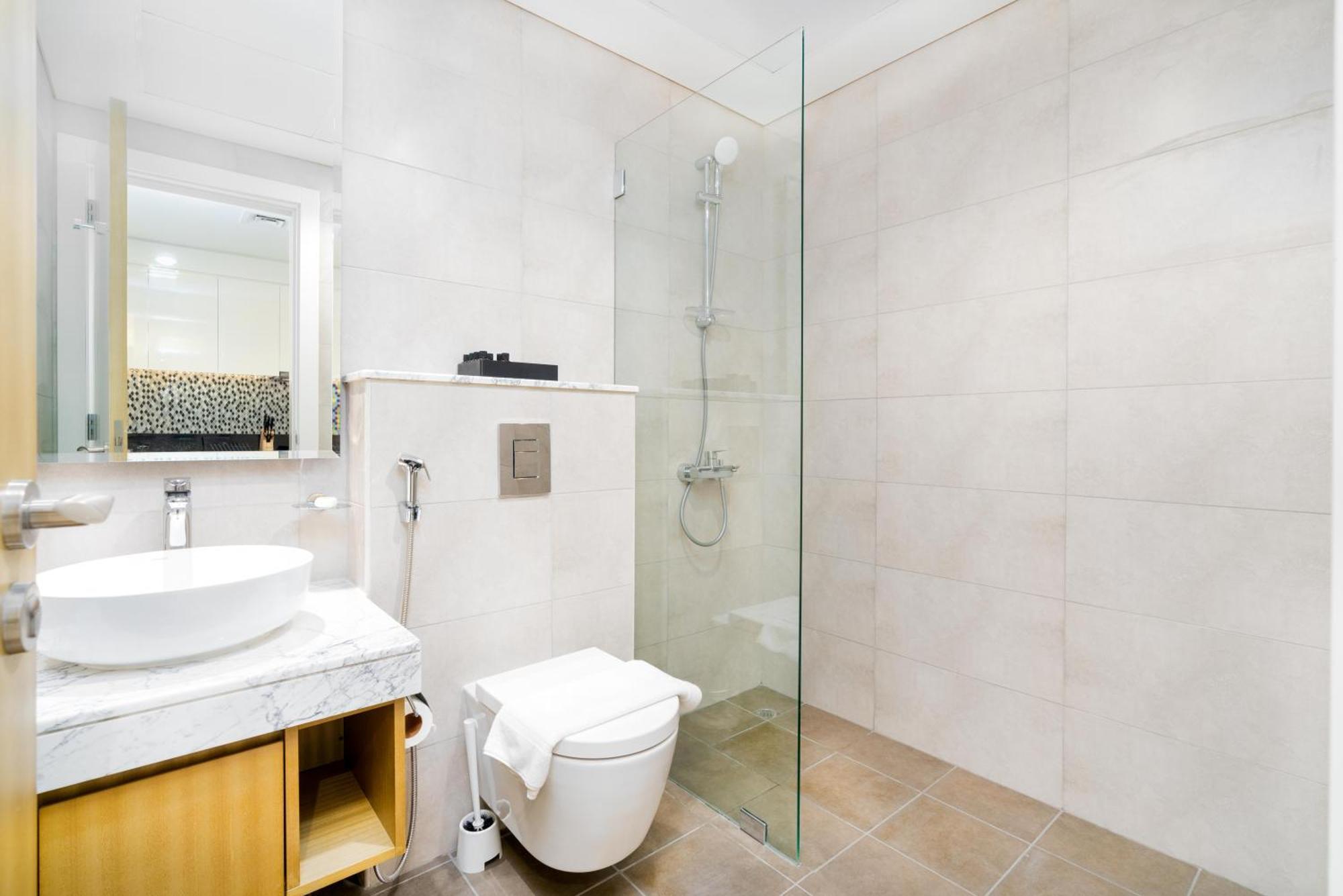 Lux Aykon Tower I Skyline Canal Views Apartment