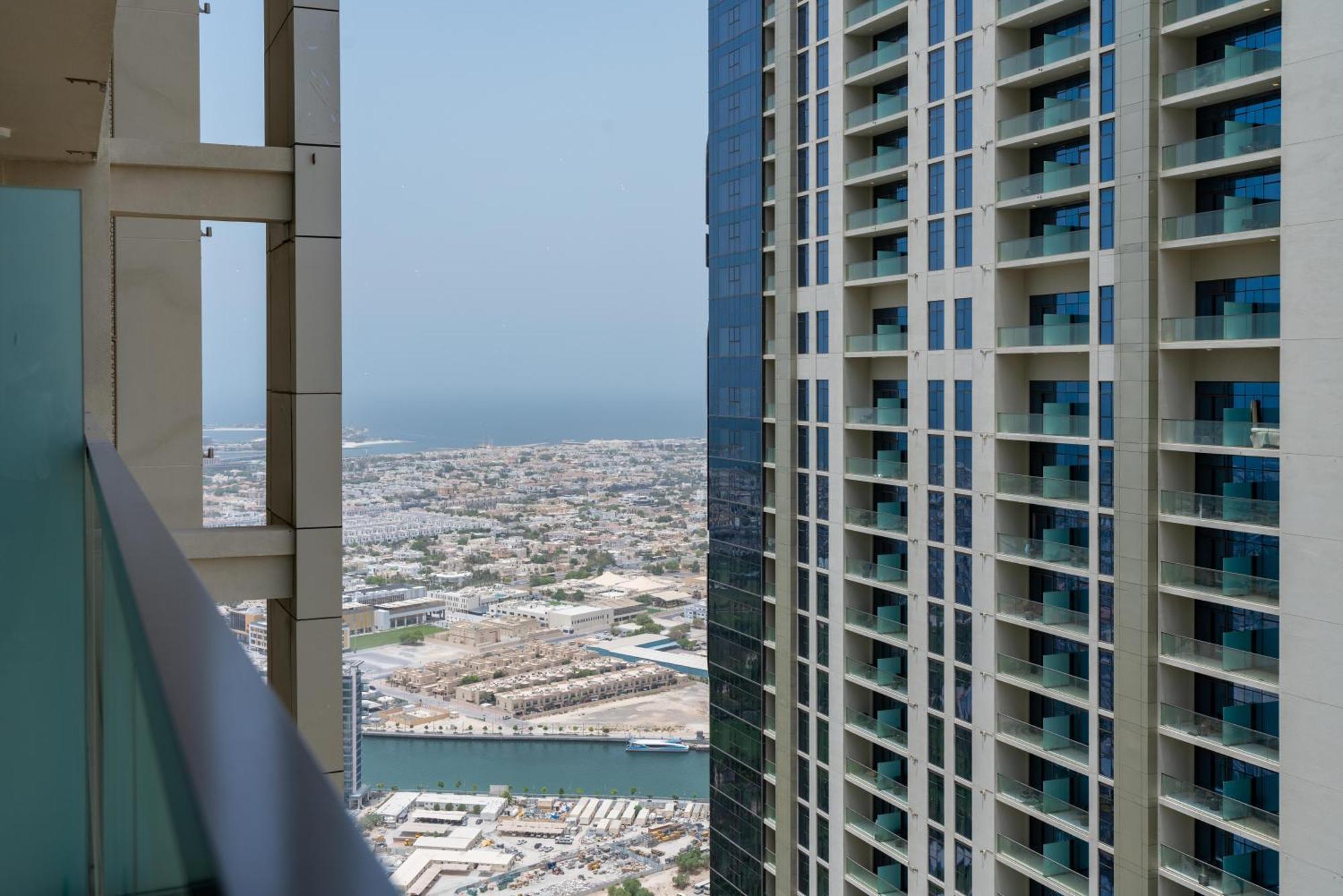 Lux Aykon Tower I Skyline Canal Views Apartment