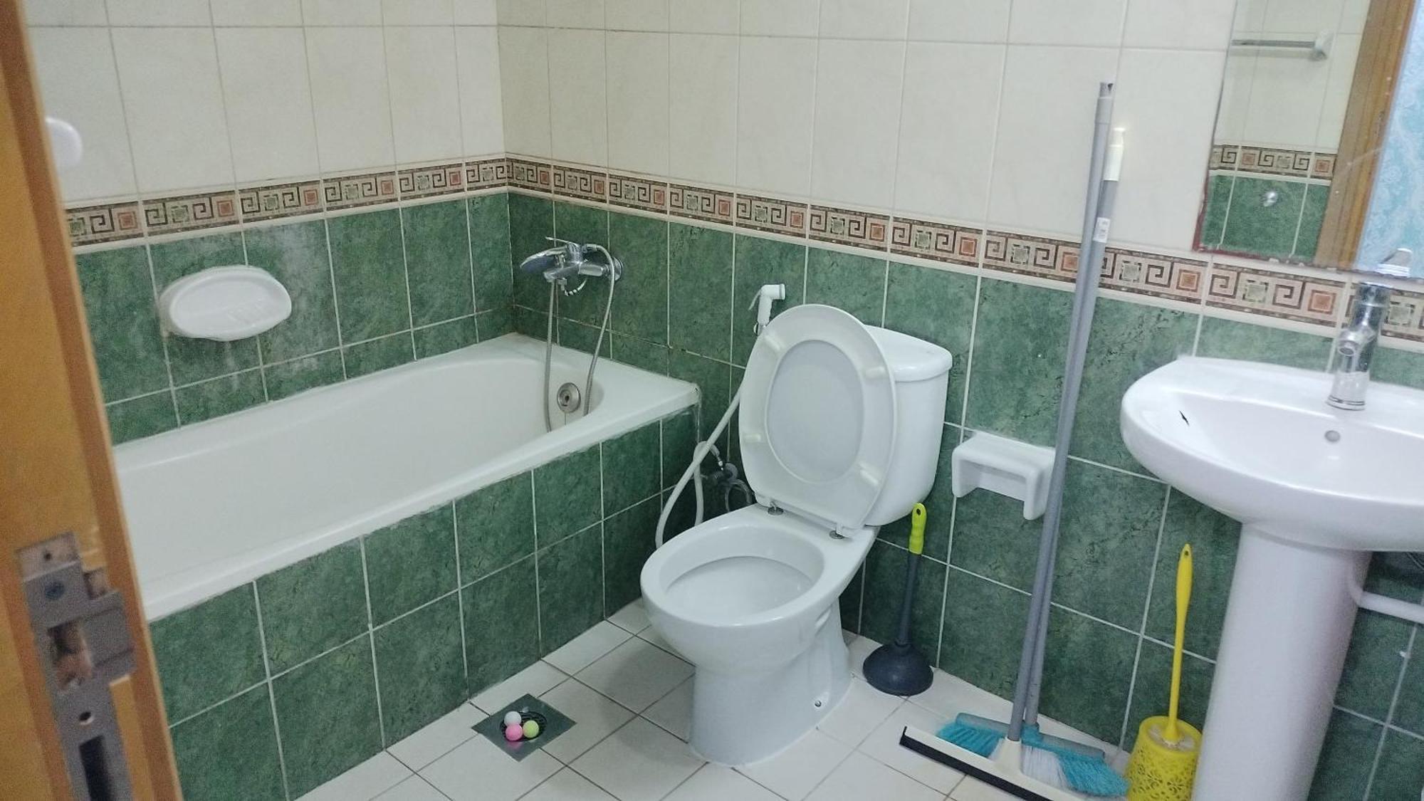Loft And Full Partition Near Deira Fish Roundabout Metro Hostel