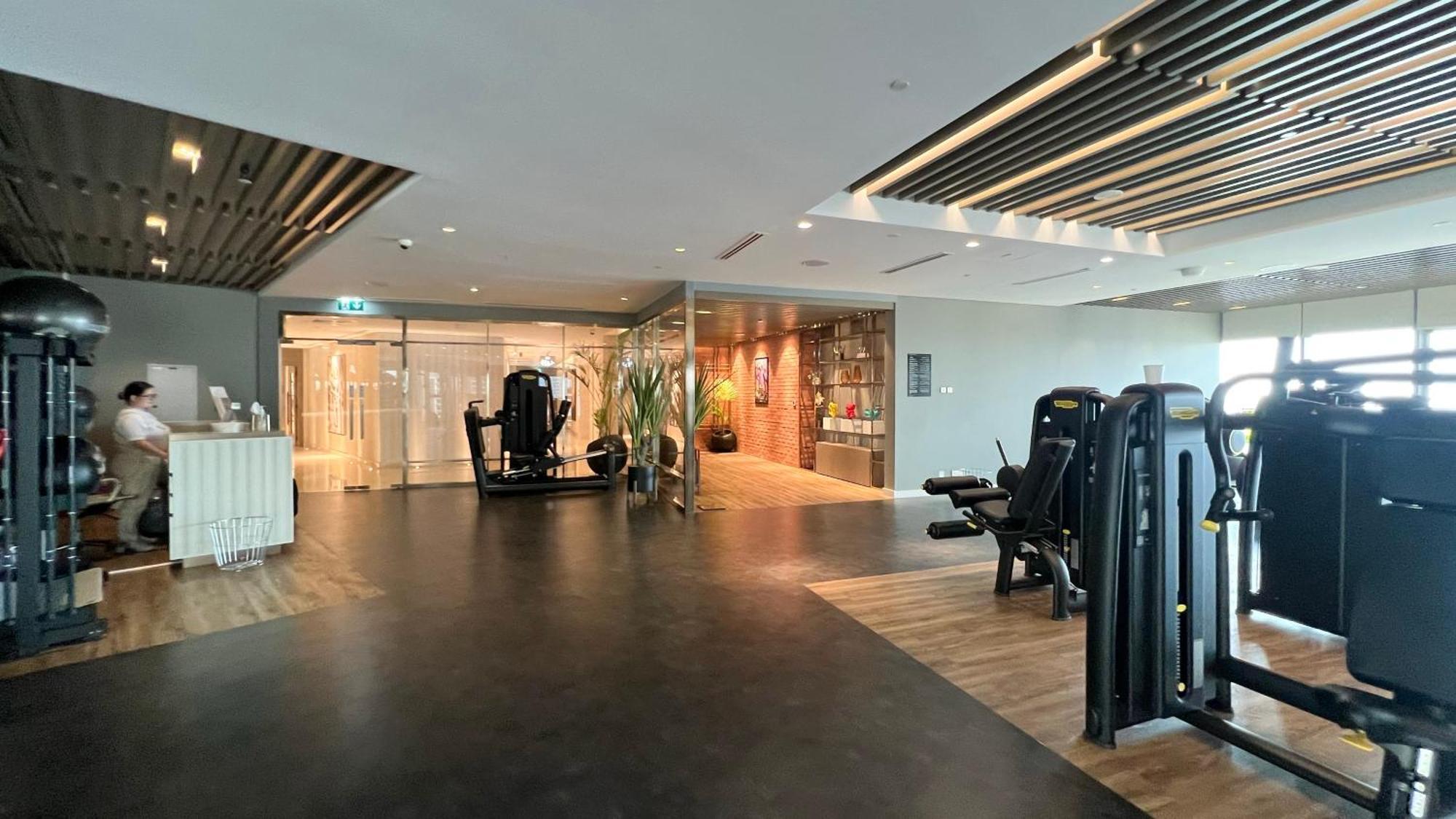 Bright High Floor In A 5 Star Resident Tower W Burj View And Access To 64th Infinity Pool, Gym, Sauna, Spa, Restaurants, Bars And Apartment