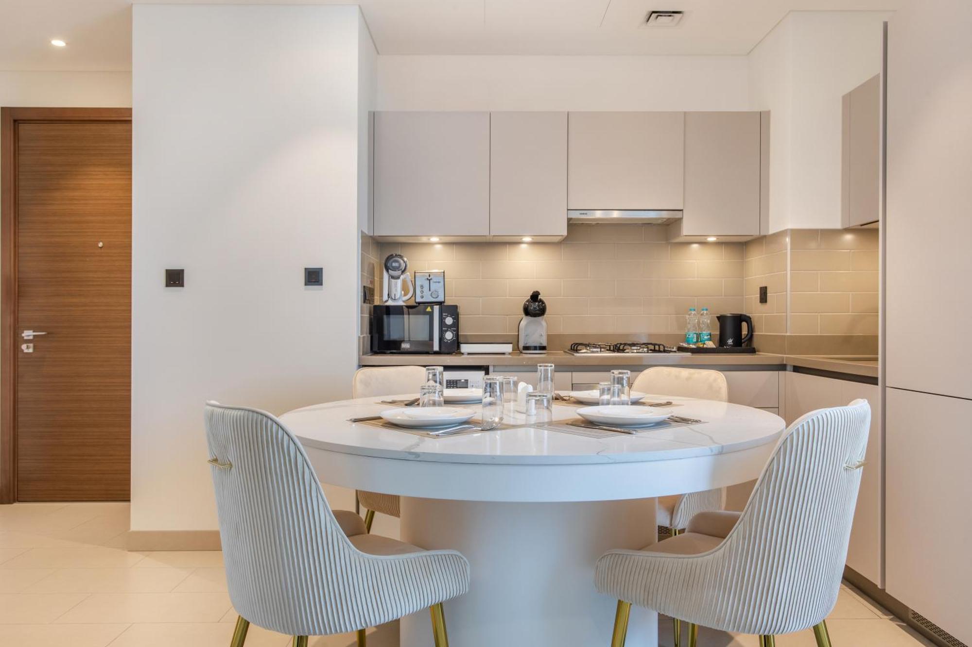 By Latinem Luxury 2br Cvr B1705 Near Burj Khalifa *