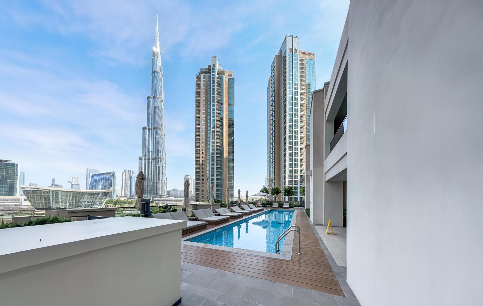 Premium Minutes Away From Burj Khalifa Apartment *