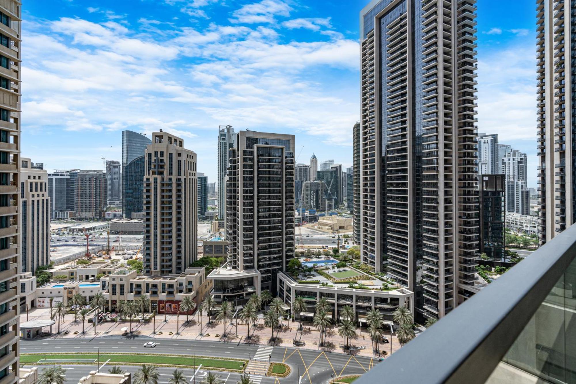 Premium Minutes Away From Burj Khalifa Apartment *