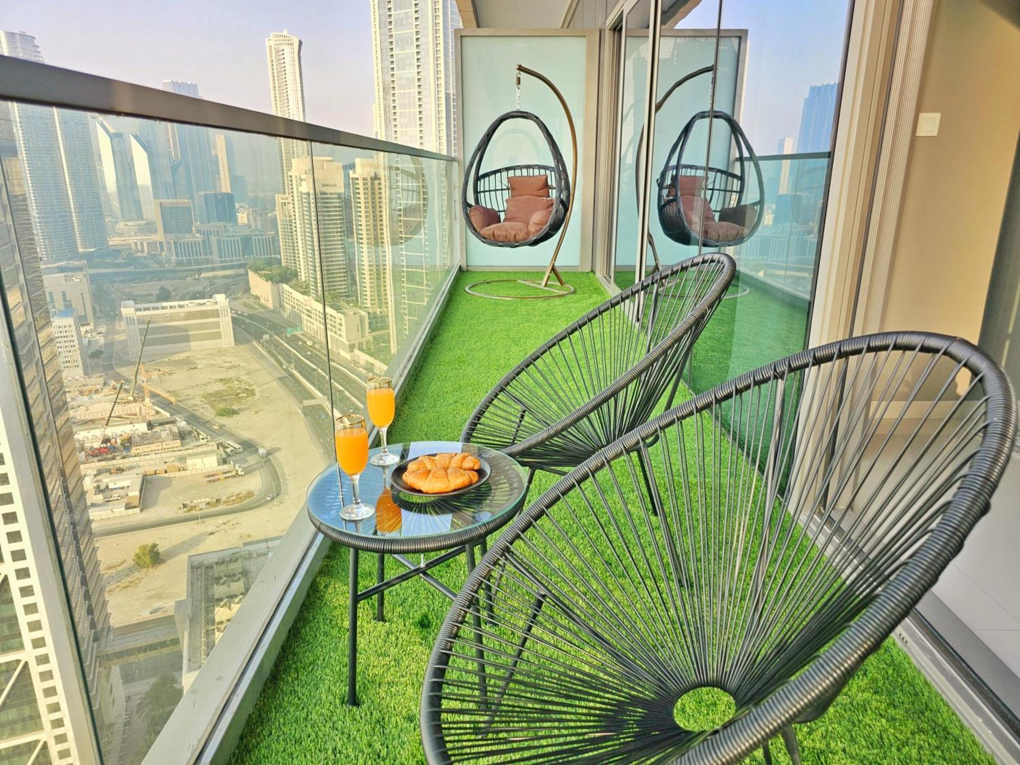 5 Star High Rise Luxury Apartment, Infinity Pool With Stunning Burj View - Brand New *