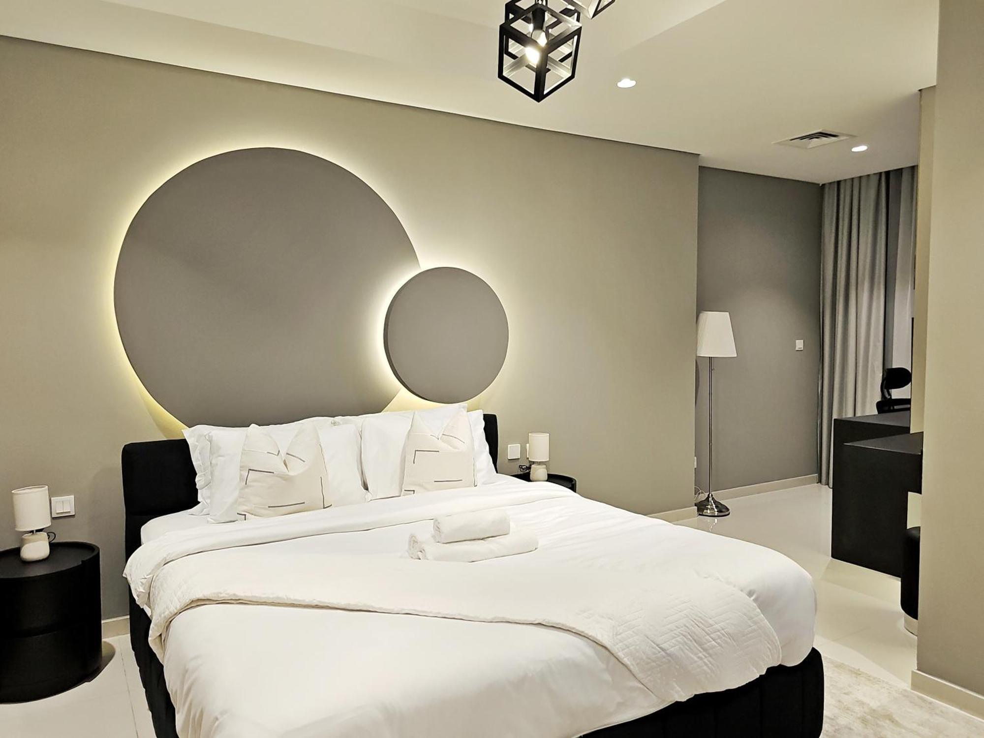 Apartment 5 Star High Rise Luxury Apartment, Infinity Pool With Stunning Burj View - Brand New Dubai