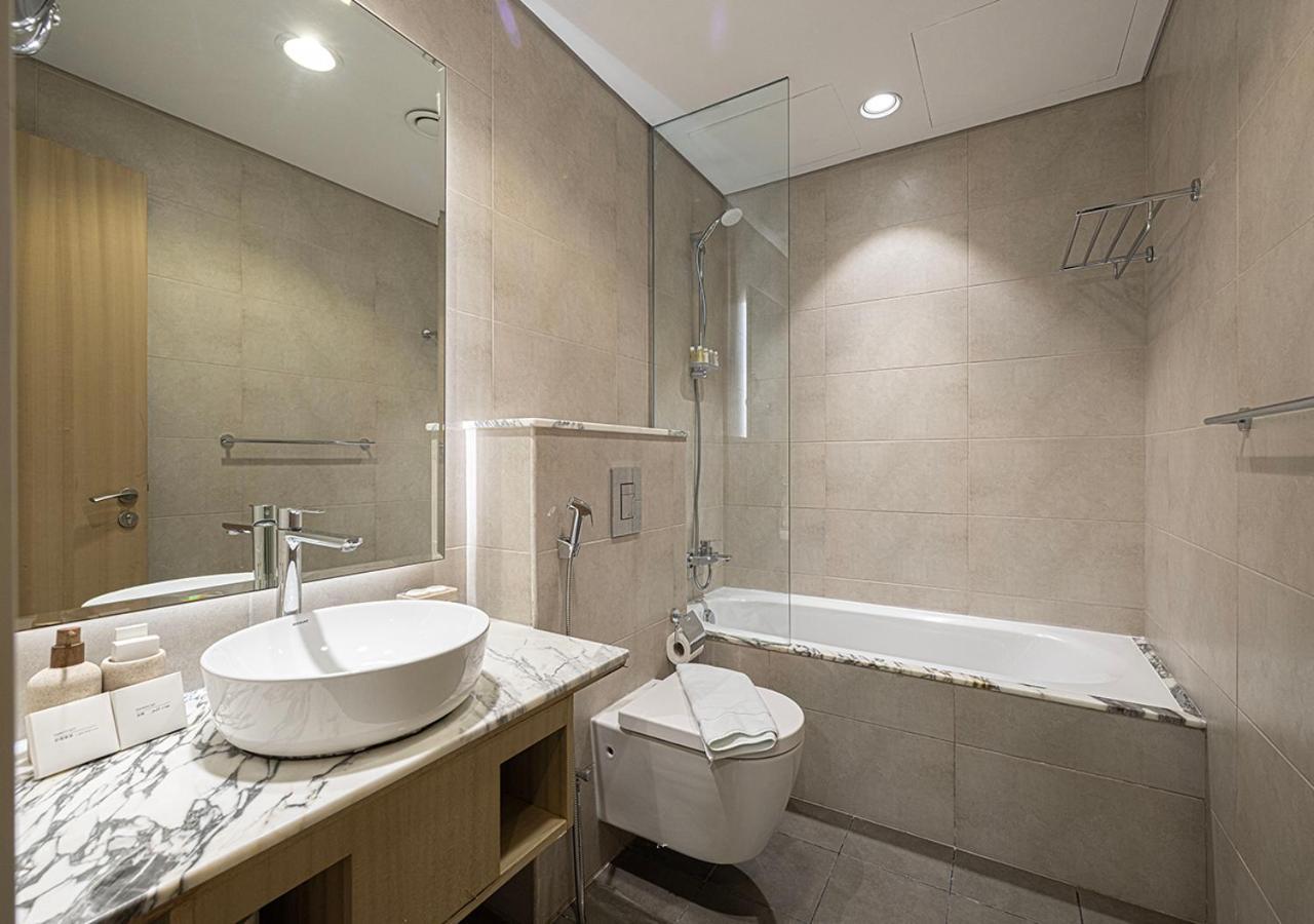 5 Star High Rise Luxury Apartment, Infinity Pool With Stunning Burj View - Brand New Dubai