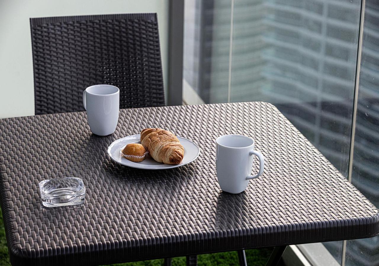 Apartment 5 Star High Rise Luxury Apartment, Infinity Pool With Stunning Burj View - Brand New *