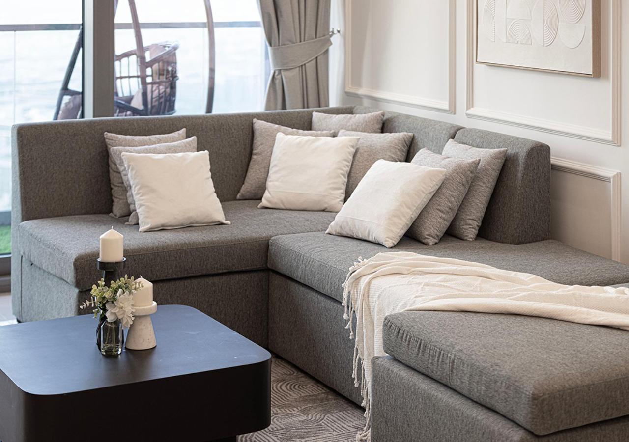 Apartment 5 Star High Rise Luxury Apartment, Infinity Pool With Stunning Burj View - Brand New *