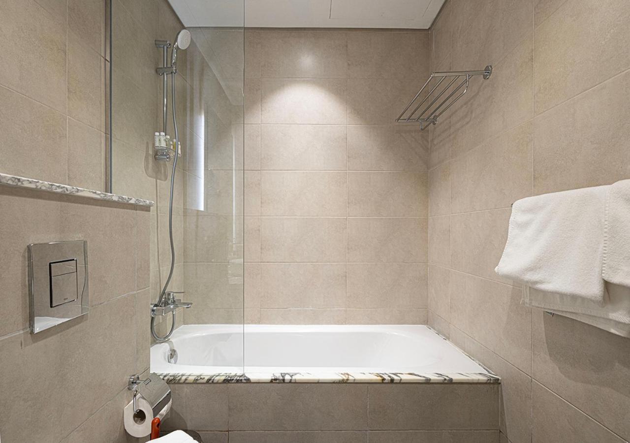 5 Star High Rise Luxury Apartment, Infinity Pool With Stunning Burj View - Brand New *