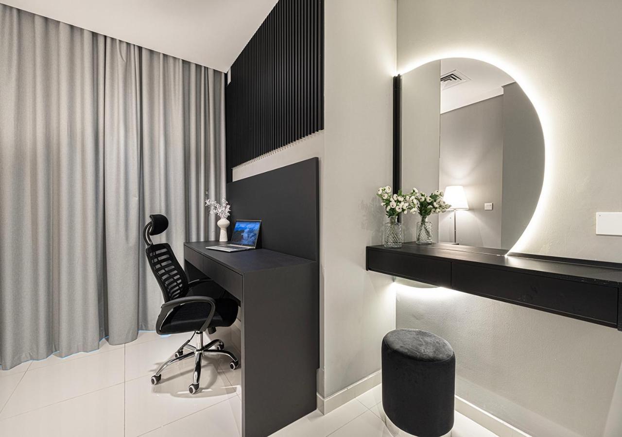 5 Star High Rise Luxury Apartment, Infinity Pool With Stunning Burj View - Brand New Apartment *