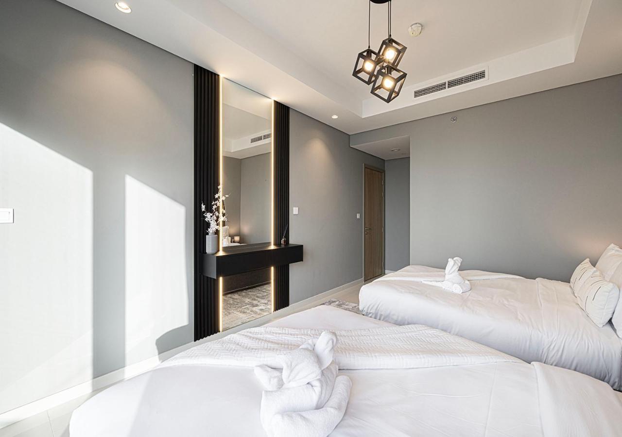 5 Star High Rise Luxury Apartment, Infinity Pool With Stunning Burj View - Brand New Apartment *