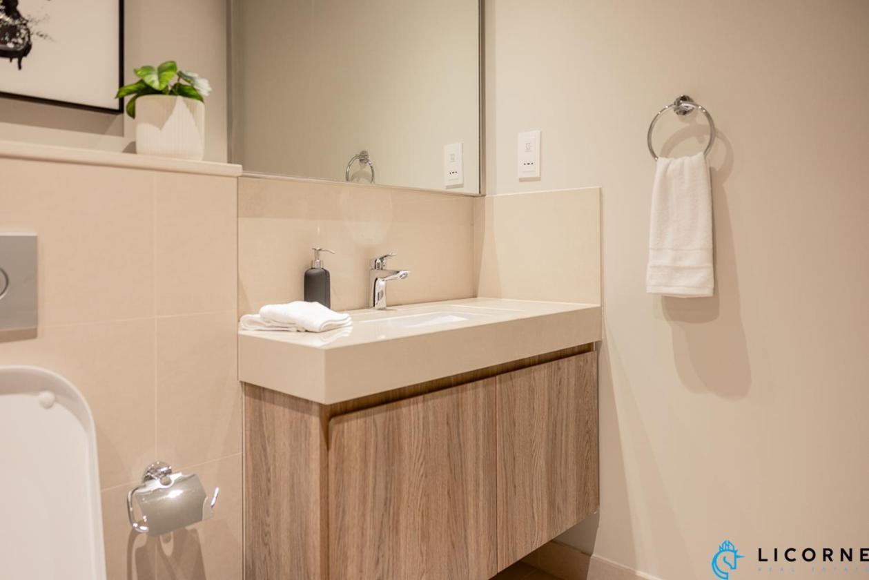 New Stylish 1br Apartment, Next To Mall - Downtown Views Ll, Tower 3 Apartment