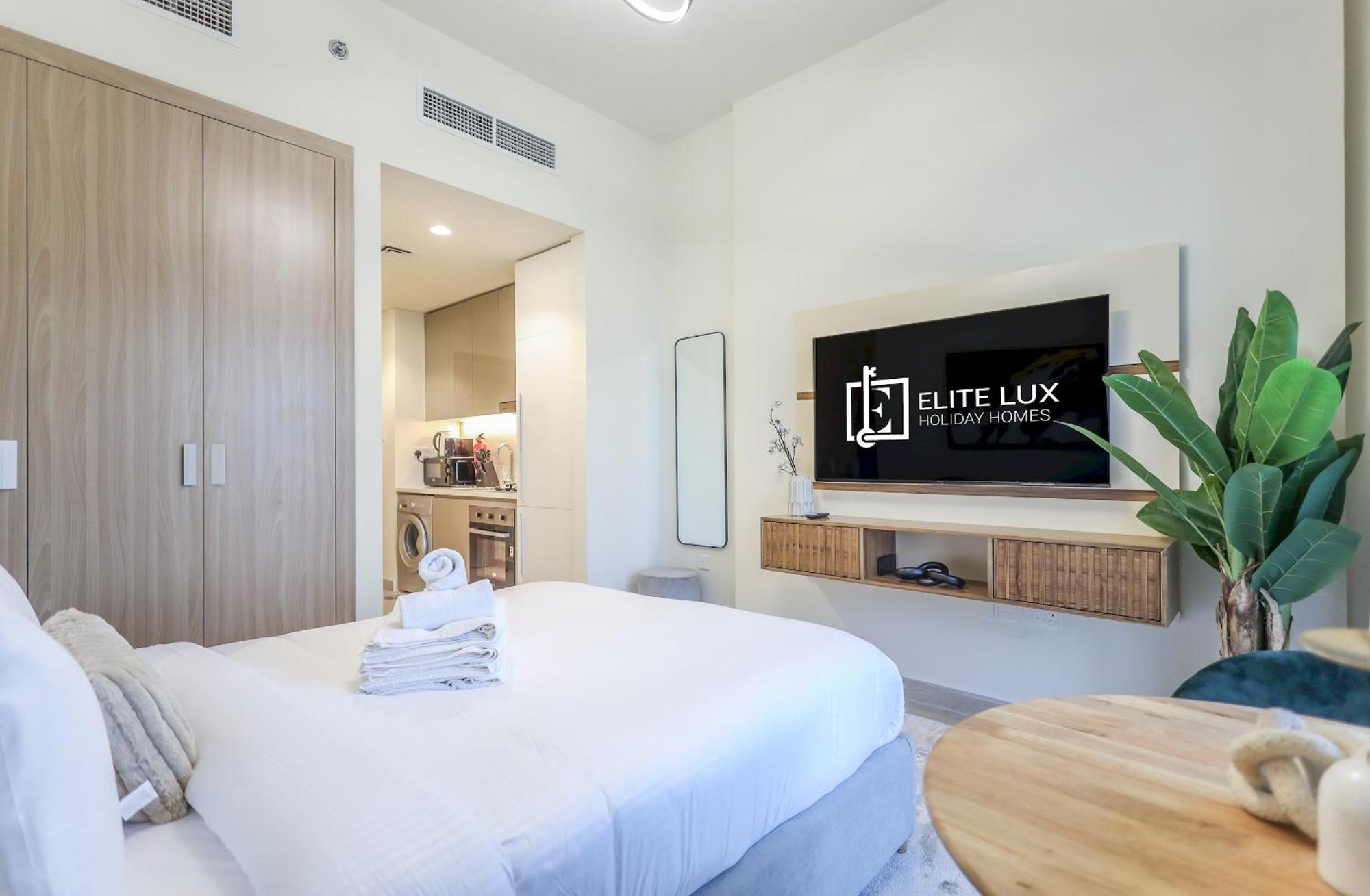Elite Lux Homes - Contemporary Comfort - In Azizi Riviera Apartment *